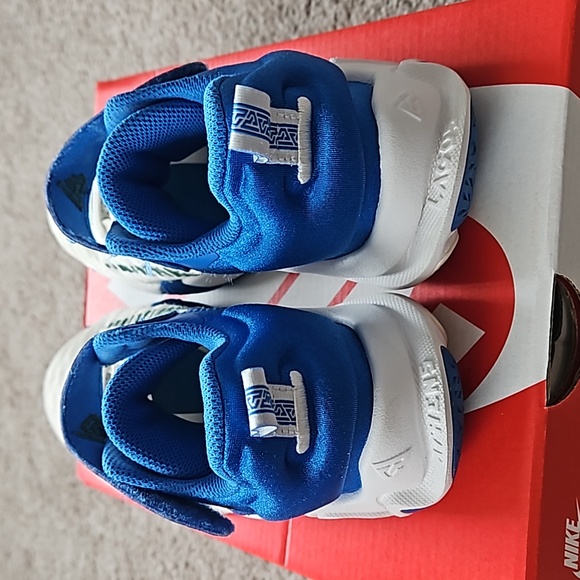 Nike Size 1Y Blue and White - Picture 3 of 3